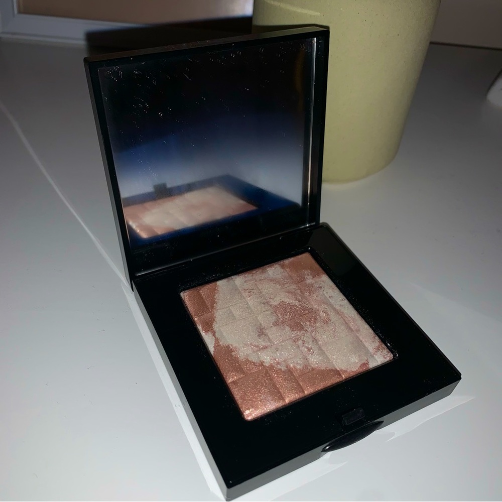 Bobbi brown highlighting powder